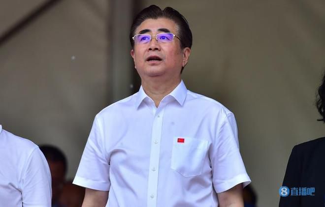 拿刷子刷美国女孩的脚底板心